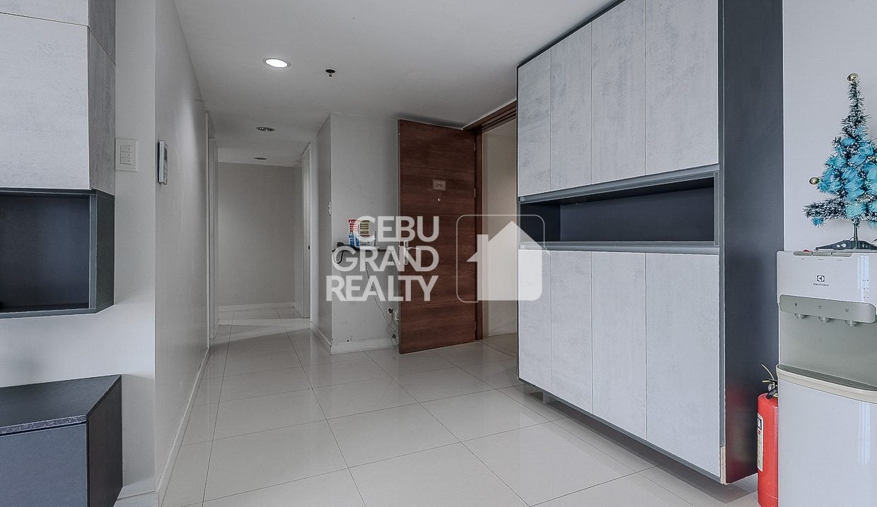 RCMP20 Elegant Condo with Balcony & Panoramic City Views in Marco Polo - Cebu Grand Realty 5