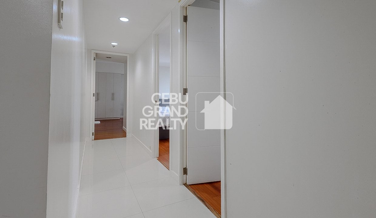 RCMP20 Elegant Condo with Balcony & Panoramic City Views in Marco Polo - Cebu Grand Realty 9