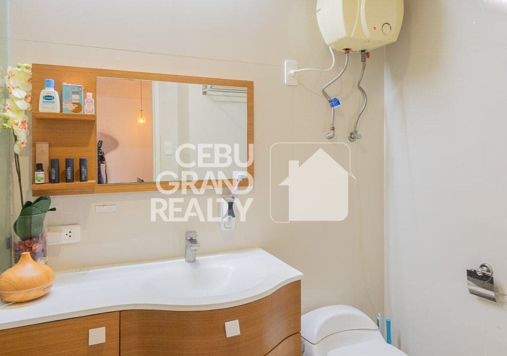 SRBQSM2 Spacious Condo with Modern Interiors in Queensland Manor - Cebu Grand Realty 9