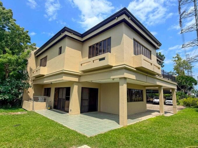 Garden side of the North Town Residences house with a covered tiled patio and lawn