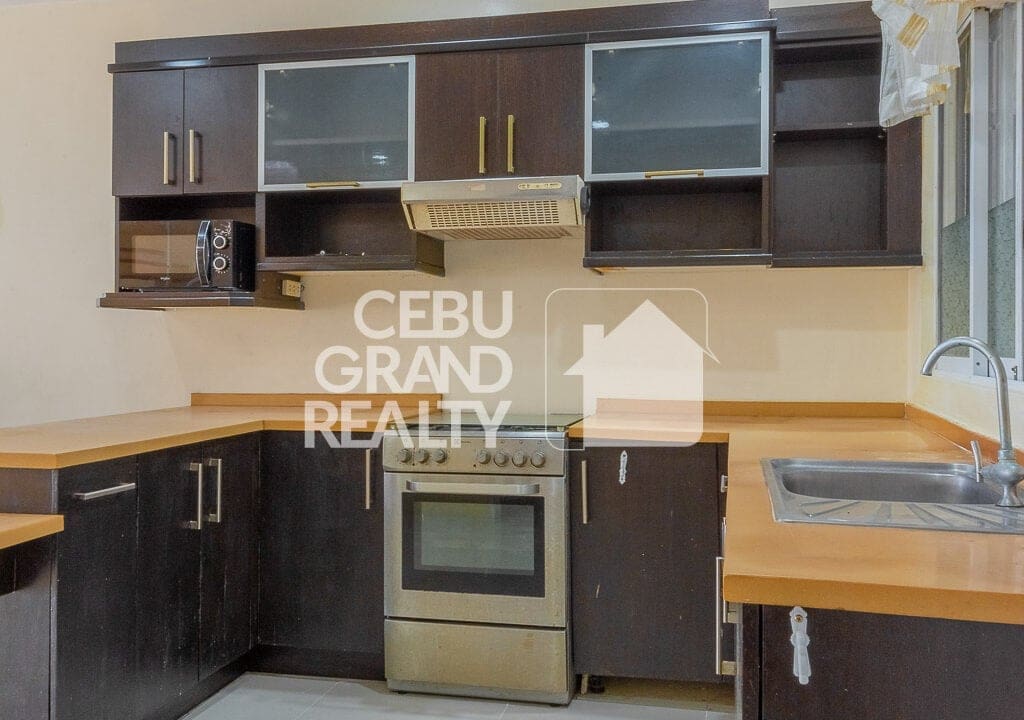 RHPT13- Elegant Home with High Ceilings and Balcony Cebu Grand Realty (10)