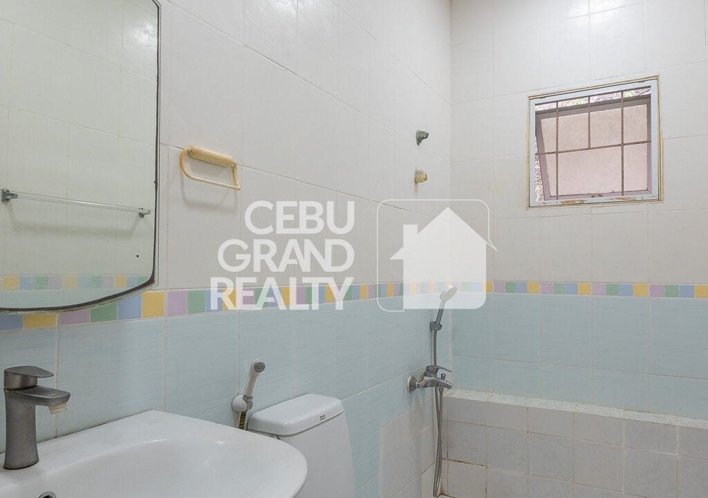 RHPT13- Elegant Home with High Ceilings and Balcony Cebu Grand Realty (24)