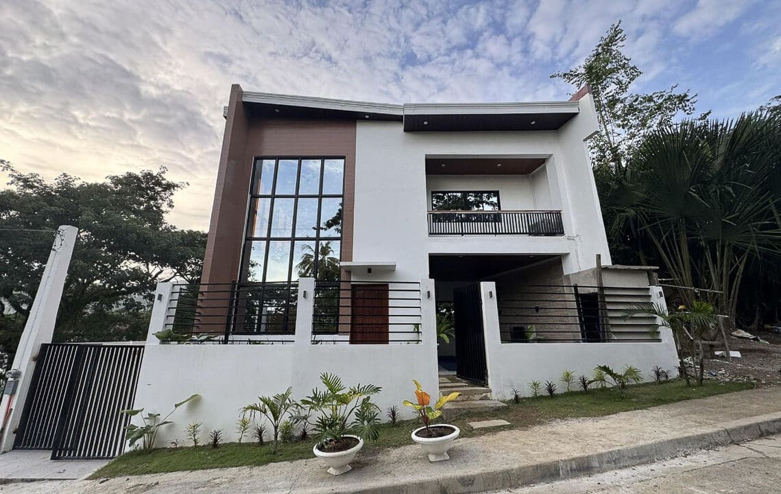 SRDGWE1 - Sophisticated Home with High Ceilings and Natural Light - Cebu Grand Realty (24)