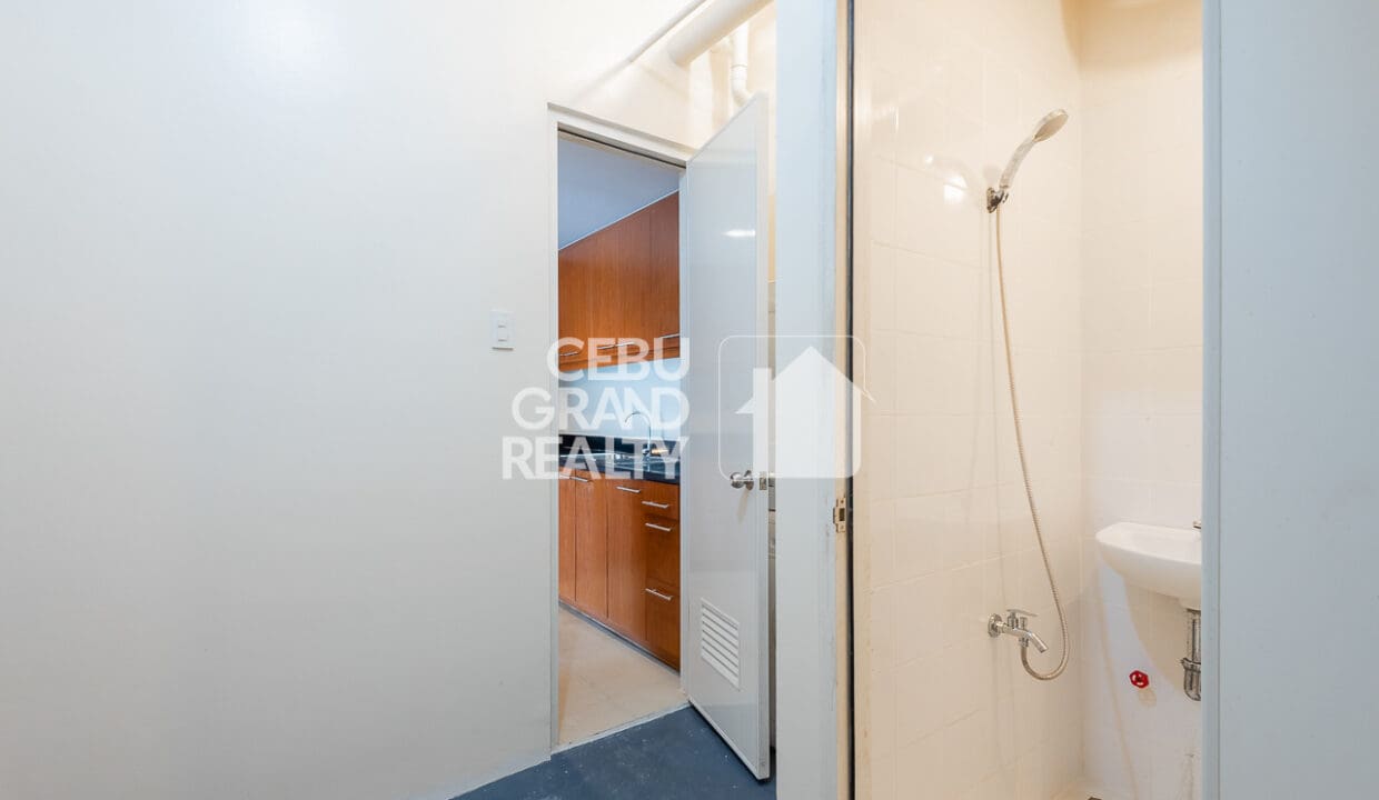 RCMP25 -Nature Meets Elegance in a Scenic Highrise Condo - Cebu Grand Realty (17A)