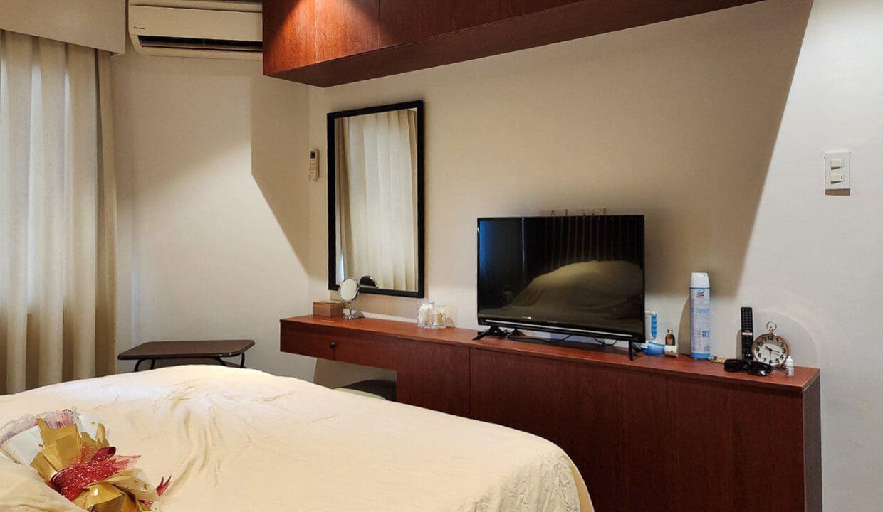 SRBTSS8 - Designer Condo with Balcony Overlooking Nature & Sea in Cebu - Cebu Grand Realty (2)
