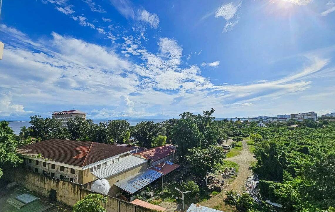 SRBTSS8 - Designer Condo with Balcony Overlooking Nature & Sea in Cebu - Cebu Grand Realty (7)