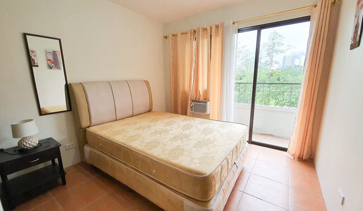 SRBOO5 - Scenic Greenside Haven Condo with Balcony and Golf View - Cebu Grand Realty (1)
