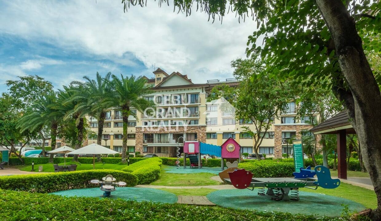 SRBOO5 - Scenic Greenside Haven Condo with Balcony and Golf View - Cebu Grand Realty (12)