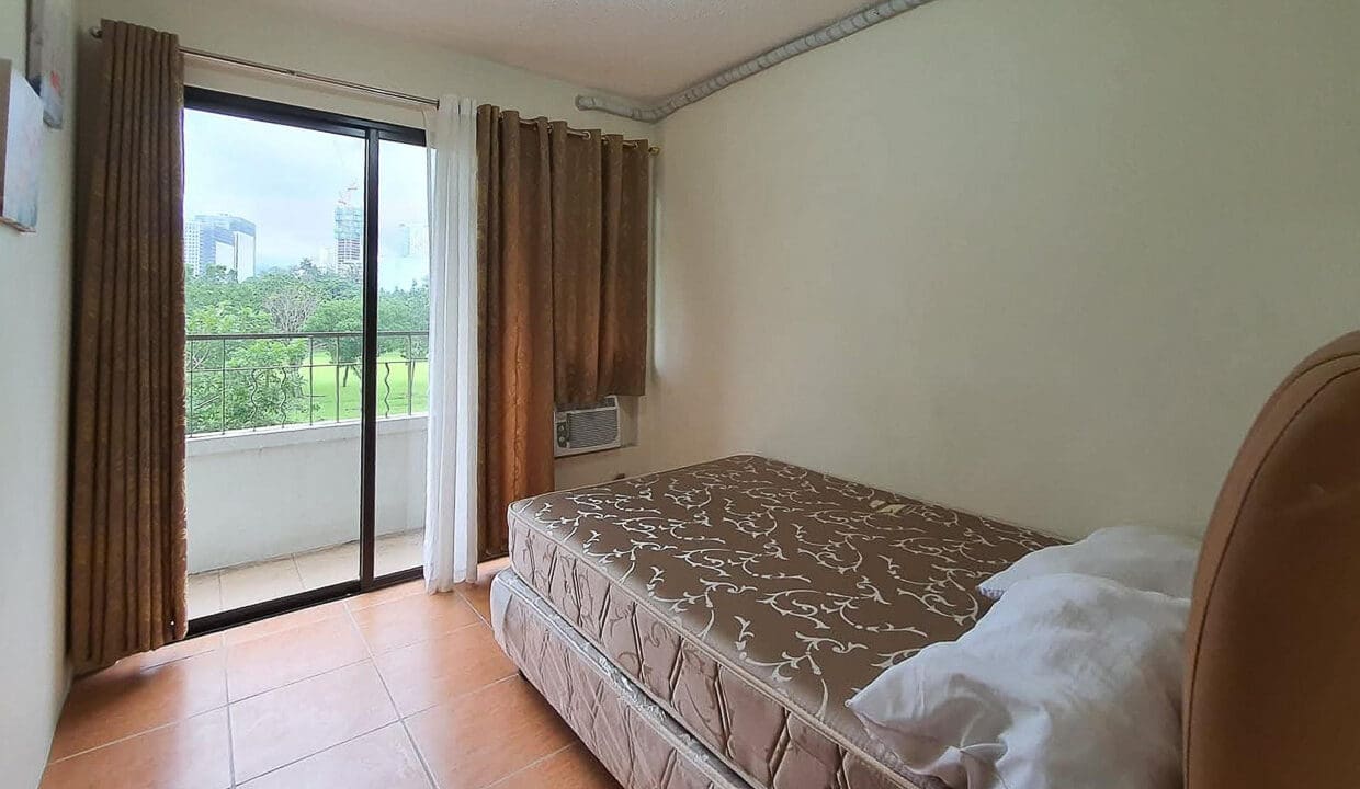 SRBOO5 - Scenic Greenside Haven Condo with Balcony and Golf View - Cebu Grand Realty (4)