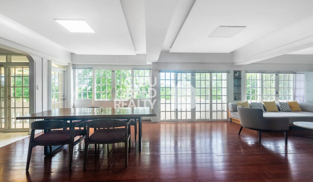 Expansive Penthouse Oasis with Unrivaled Golf Course Views