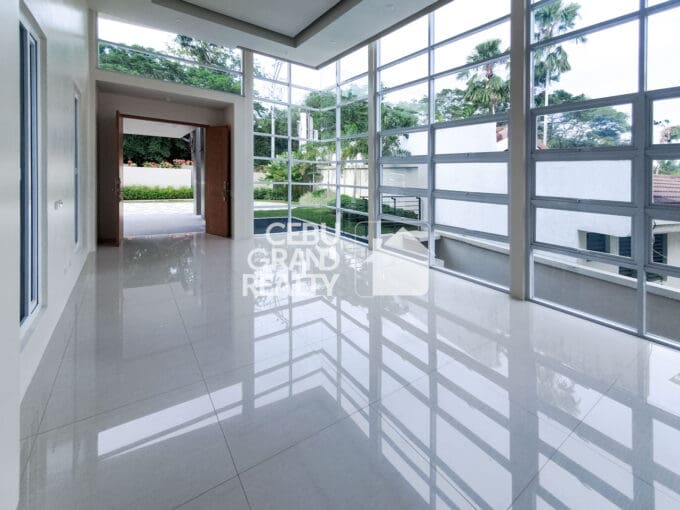 Luxury Residence with Expansive Terrace at Maria Luisa Park