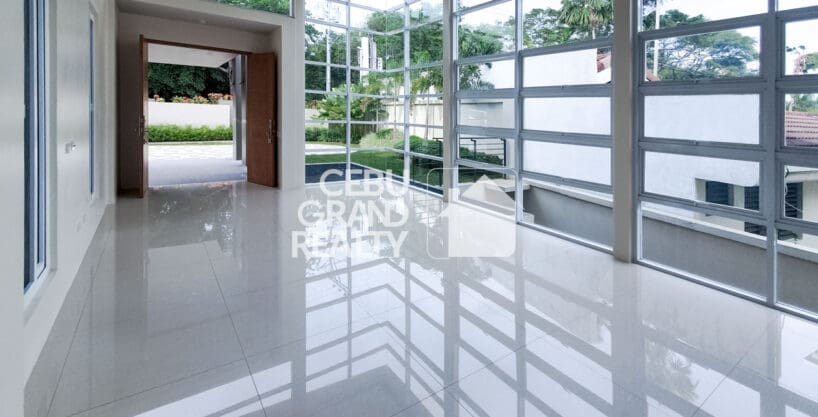 Luxury Residence with Expansive Terrace at Maria Luisa Park