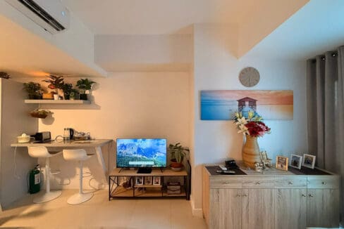 Kitchen with LG top-freezer refrigerator and breakfast bar at 38 Park Avenue studio