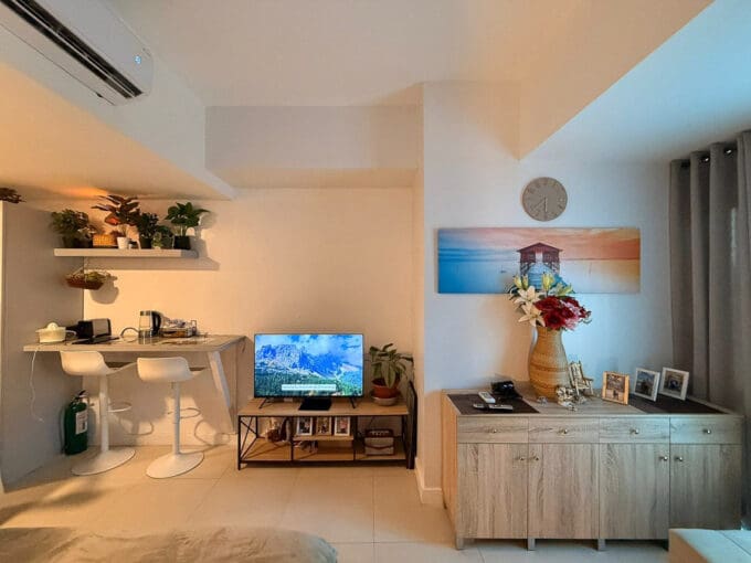 Kitchen with LG top-freezer refrigerator and breakfast bar at 38 Park Avenue studio