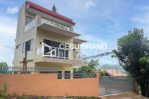 Side view of the house with the mountains behind, San Lorenzo Woodlands