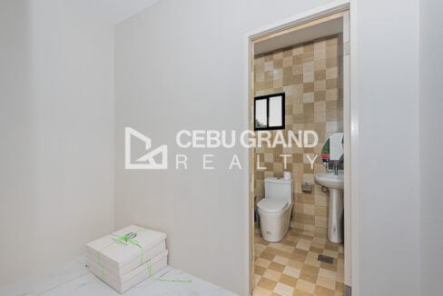 Bedroom corner with an ensuite toilet and pedestal sink