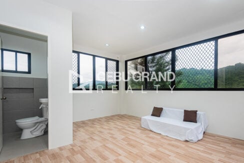 Top-floor room in San Lorenzo Woodlands with corner windows facing the mountains