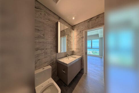Second bathroom with shower and sea view at Aruga Resort
