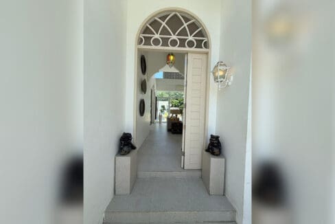 Vistamar house for sale — bungalow interior with high ceiling