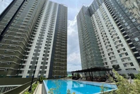 Swimming pool and landscaped deck between the Avida Towers Riala towers