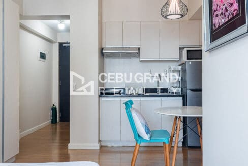 Kitchen and entry hall of the furnished studio for rent at Solinea Tower 2, Cebu Business Park