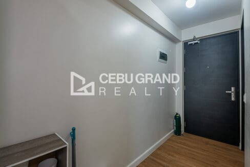 Entry hall with storage at the furnished studio for rent at Solinea Tower 2, Cebu Business Park