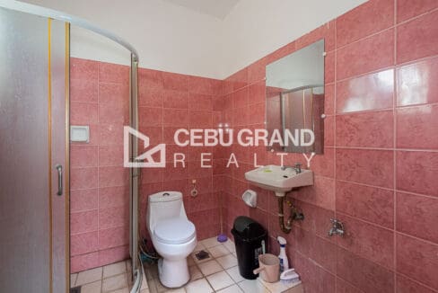 Tiled bathroom with glass shower enclosure at the 4 bedroom house for rent in Tisa, South Hills Subdivision
