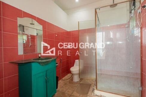 Tiled bathroom with vanity and shower at the 4 bedroom house for rent in Tisa, South Hills Subdivision