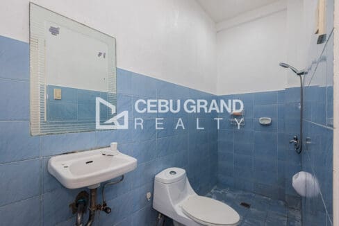 Blue-tiled bathroom at the furnished 4 bedroom house for rent in Tisa, South Hills Subdivision