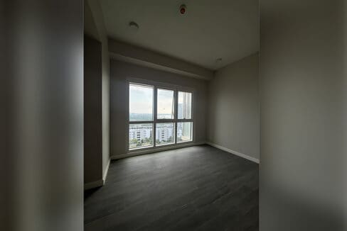 Corner living area with sliding glass on two elevations