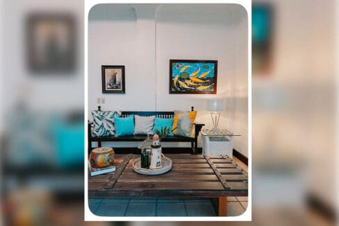 Living area with tiled floor and moulded ceiling at the house and lot for sale in Maghaway, Talisay