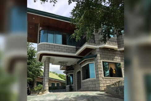 Covered entrance and upper balcony of the house at the 6BR house and lot for sale in Maghaway, Talisay