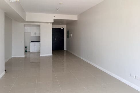 Open-plan living and dining with the kitchen alcove beyond at the condo for sale at Sedona Parc, Cebu Business Park