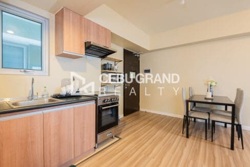 Kitchen and dining corner by the entry door of the unit