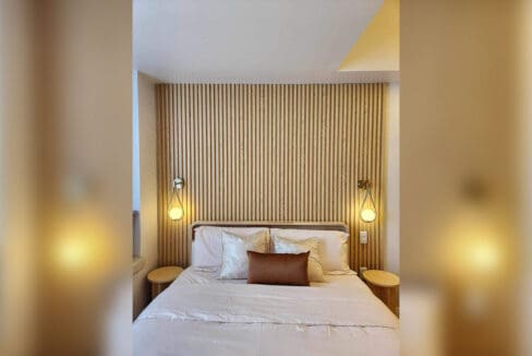 Slatted timber feature wall behind the bed with wall-mounted reading lights