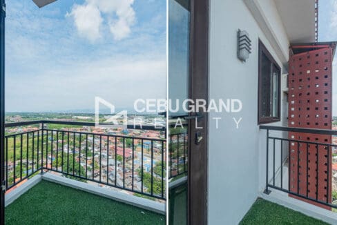 Balcony finished in artificial turf, with the glass door and railing on the 17th floor