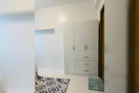 Bedroom wardrobe with drawers and a floating shelf
