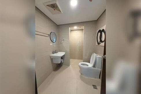 Second bathroom with wall-hung basin and round mirror in the 2BR condo for rent at 38 Park Avenue, Cebu IT Park