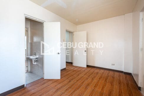 Front bedroom with its own toilet and bath opening off one corner