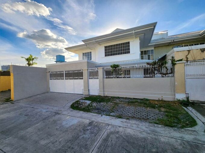 Exterior of the renovated 3 bedroom house for rent in Banilad with a two-car garage gate