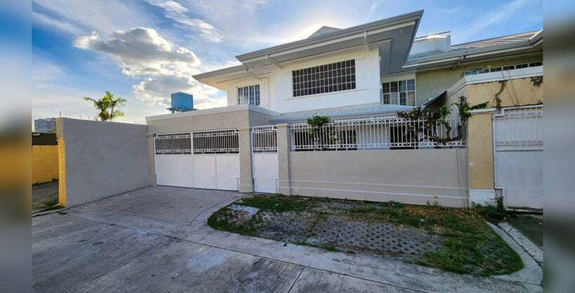 Exterior of the renovated 3 bedroom house for rent in Banilad with a two-car garage gate