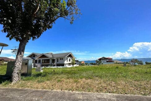 Open sea view across the 411 sqm lot at Amara Residences, Liloan, with finished homes on the adjoining lots
