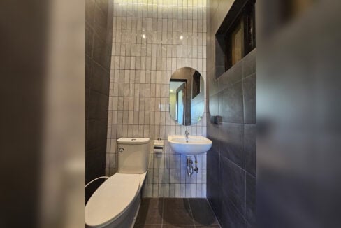 Ground-floor powder room
