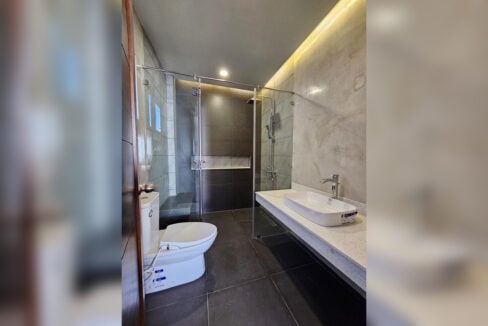 En-suite bathroom with a rain shower and vessel sink