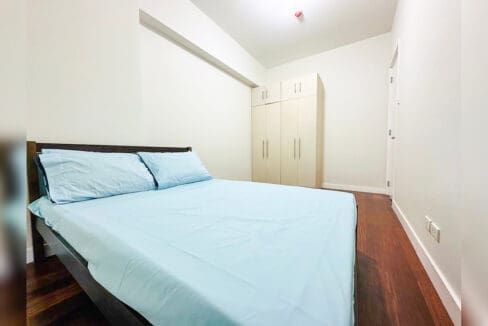 Bedroom with a double bed and a built-in wardrobe