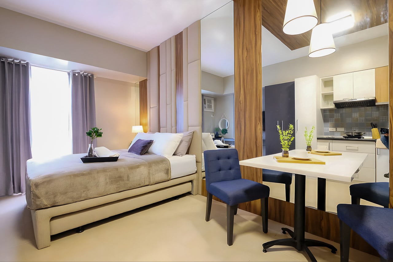 Furnished studio for rent at Avida Riala Tower 1 with bed, mirror wall and dining table