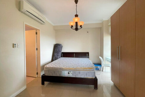 Bedroom with a queen bed, wood wardrobe and split-type air conditioning