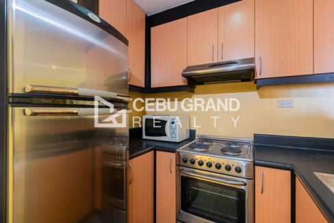 Kitchen with two-door refrigerator, microwave and electric range