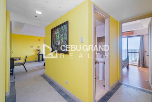 Hallway with common bathroom and bedroom with sea view