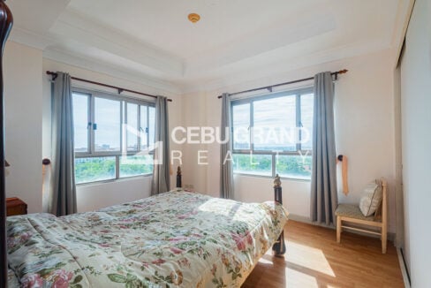 Second bedroom with four-poster bed and corner windows